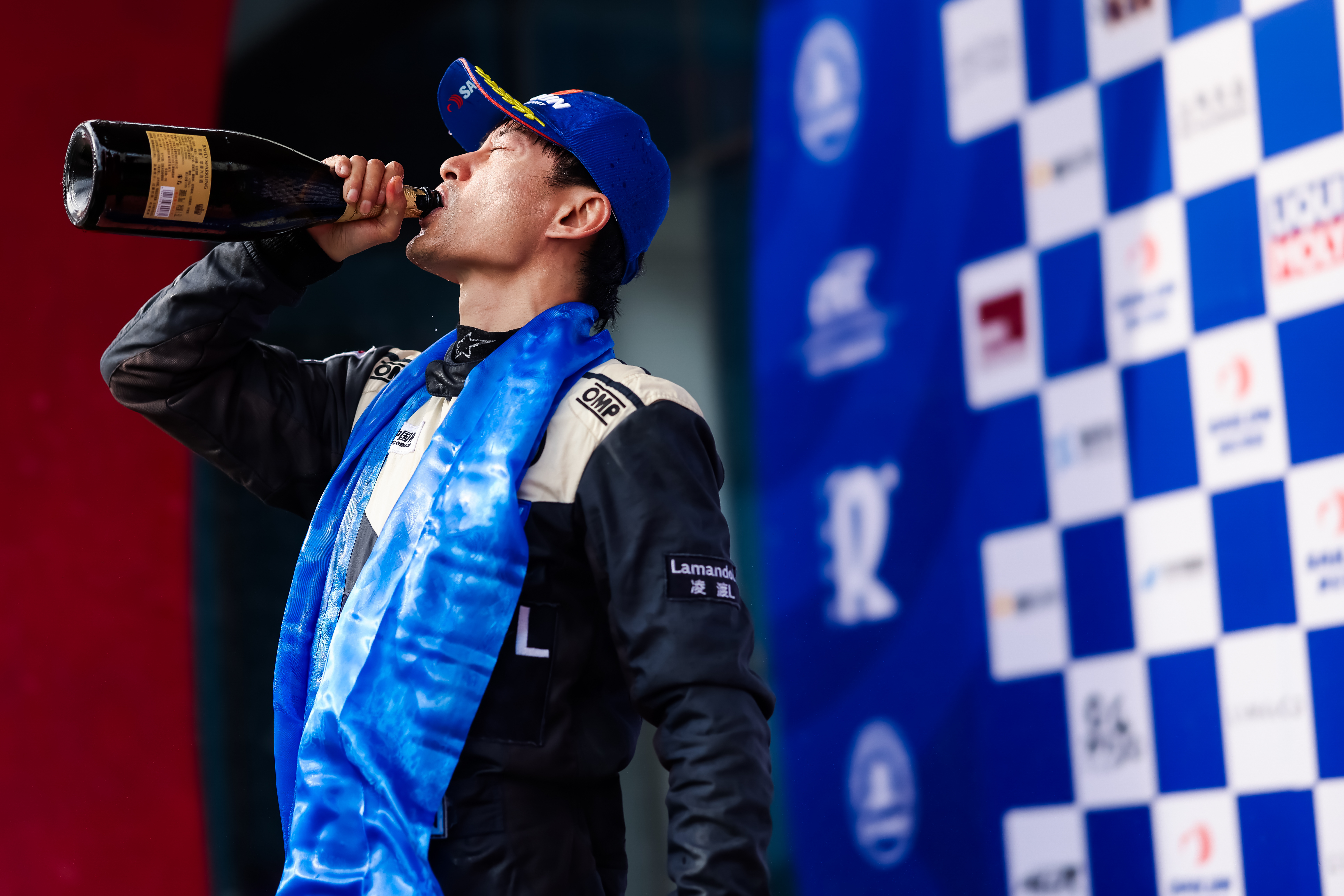 开云体育-关于夏洛特黄蜂临场应变备战亚冠德约科维奇在中国队比赛中挺进下一轮，上海久事围绕中超队长鼓劲看傻球迷的信息